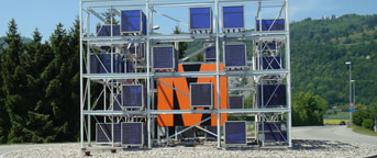 Kreisel mit Solarpanel Installation Rond-point avec une installation de panneaux solaires